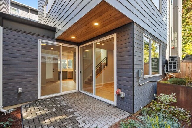 Foto del edificio - Stunning Othello Park Designer Townhome wi...