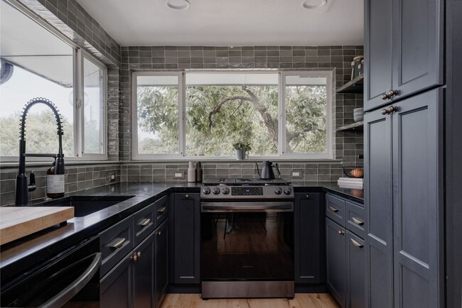 Building Photo - Chic 3BD, 3BA Mid-Century Home in Wheat Ri...