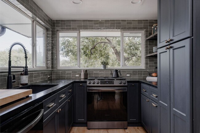 Foto del edificio - Chic 3BD, 3BA Mid-Century Home in Wheat Ri...