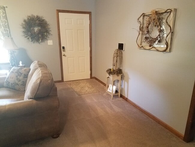 Building Photo - Well kept 3 bedroom in Kanton Ridge.