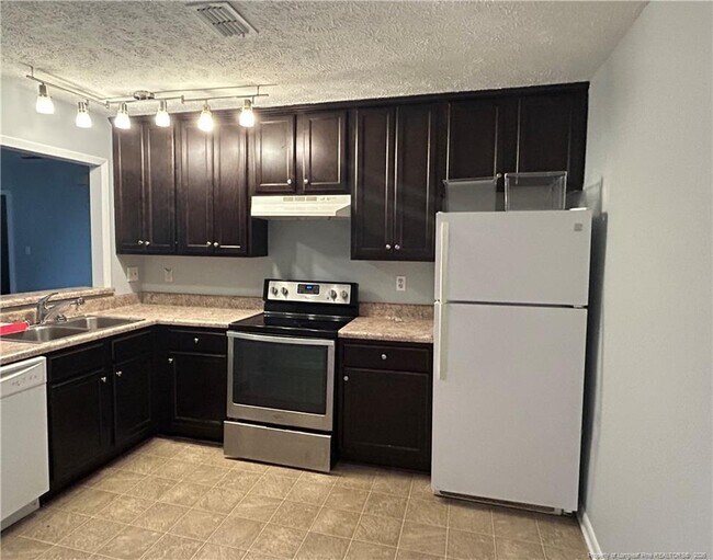Foto del edificio - 7041 Candlewood Dr