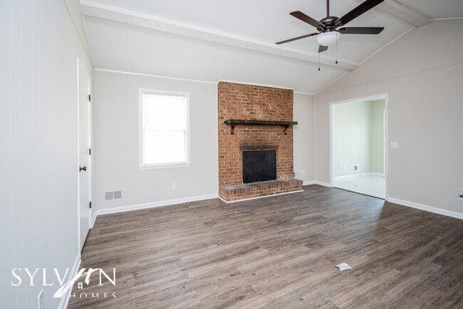 Building Photo - Your dream home awaits!