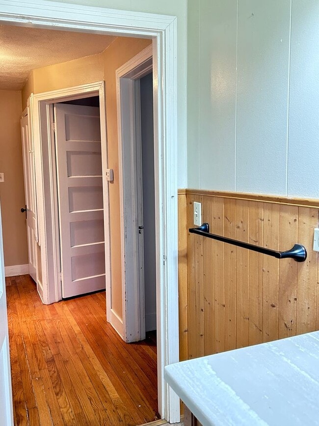Building Photo - Calm 2 Bedroom, 2 Bath near Cheyenne Canyon