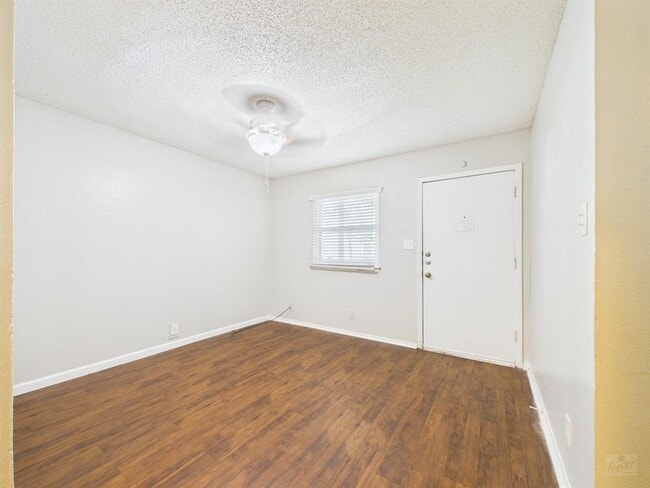 Building Photo - 2401 Manor Rd