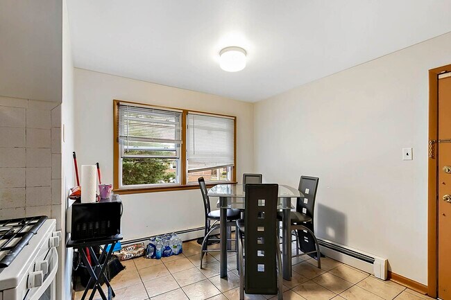 Área de comedor - 14526 Cottage Grove Ave