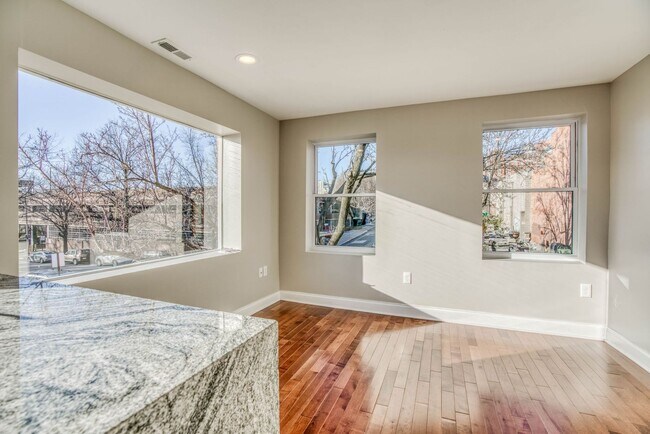 Foto del edificio - 1623 E Baltimore St