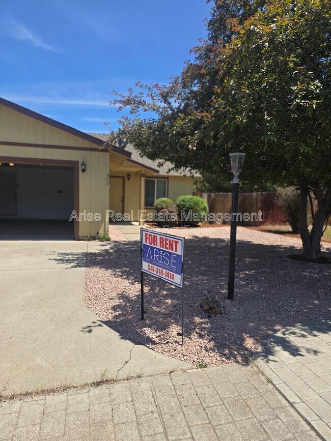 Building Photo - 803 SE Kierra Pl