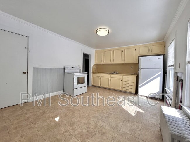 Building Photo - 484 Pleasant St