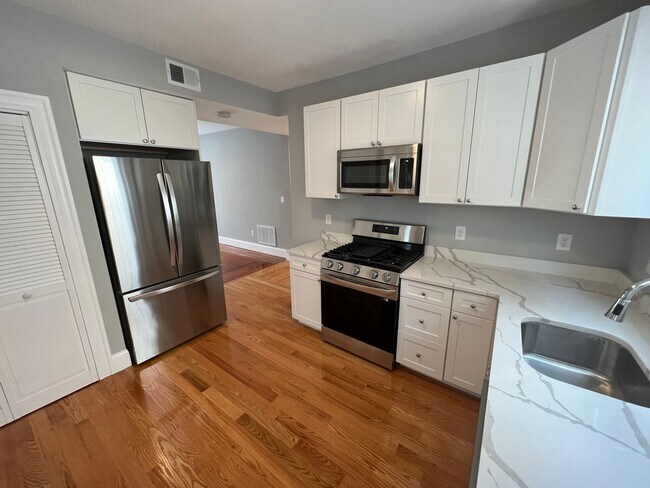 Foto del edificio - Renovated 4 bed 2 baths in Somerville.... Don't miss out!