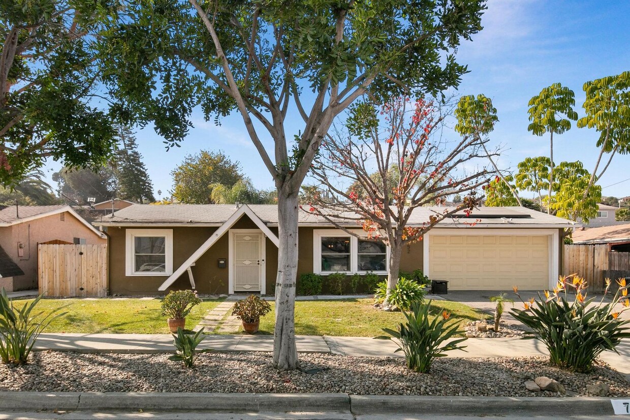 Primary Photo - Beautiful, remodeled house with a pool & o...