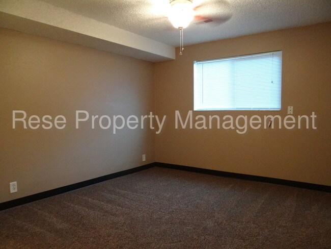 Building Photo - Spacious Apartment in Quiet Complex