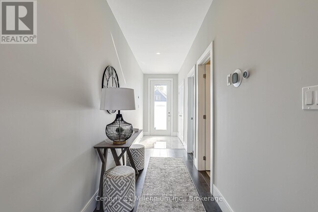 Photo du bâtiment - 102 Red Pine St.