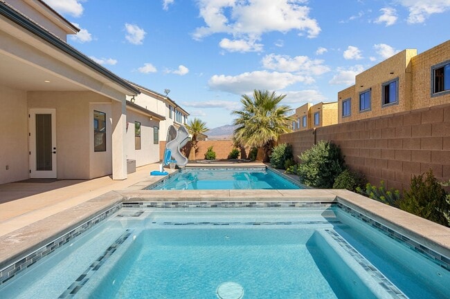 Building Photo - Gorgeous 5 bed 4 bath rental home with pool