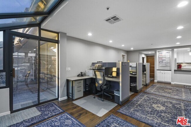 Foto del edificio - 880 W 1st St