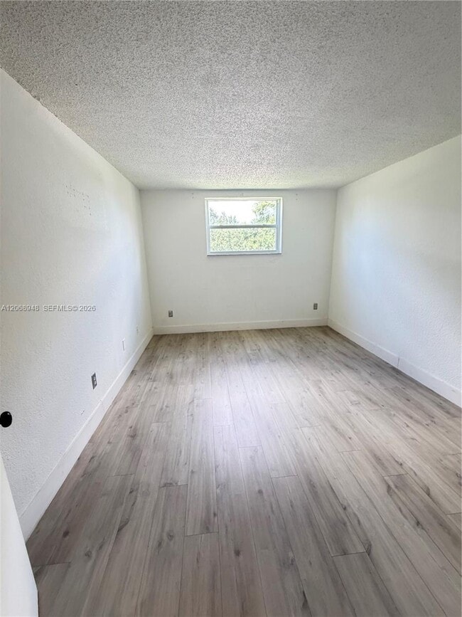 Building Photo - 606 W 81st St