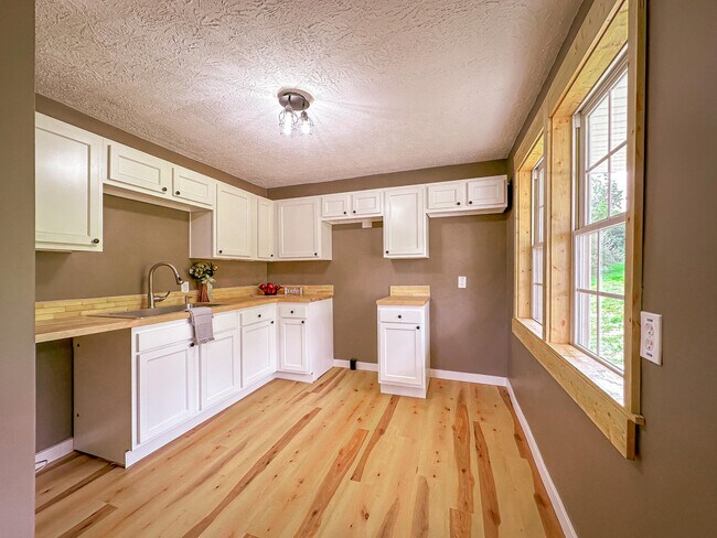 Foto del edificio - 645 Swanee Shores Dr