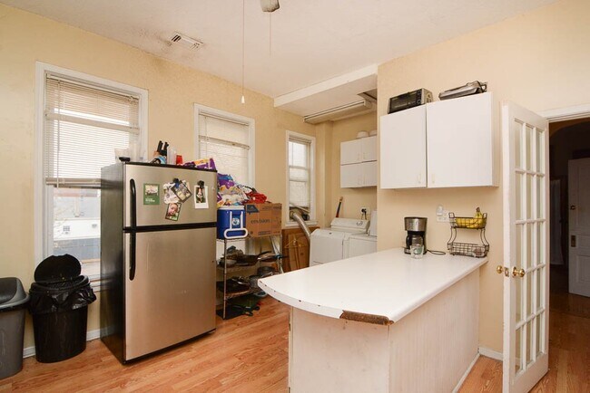 Building Photo - 2057 W Roscoe St