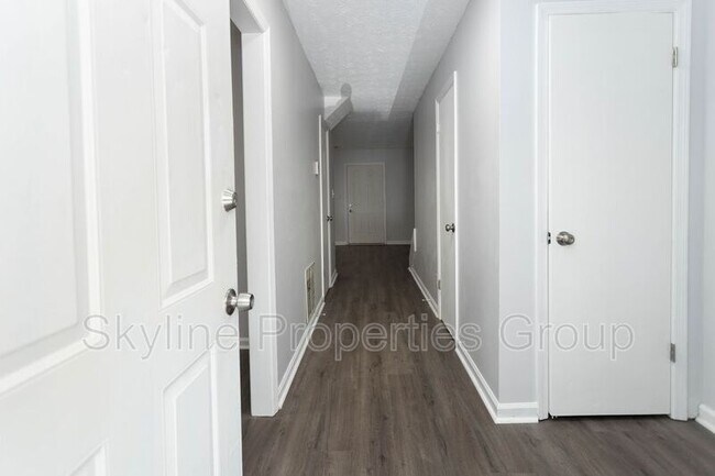 Foto del edificio - 5861 Dunn Rd