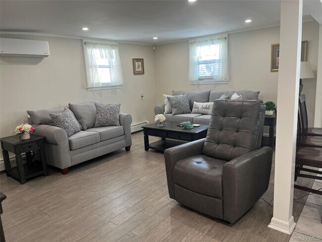 Foto del edificio - 321 W Walnut St