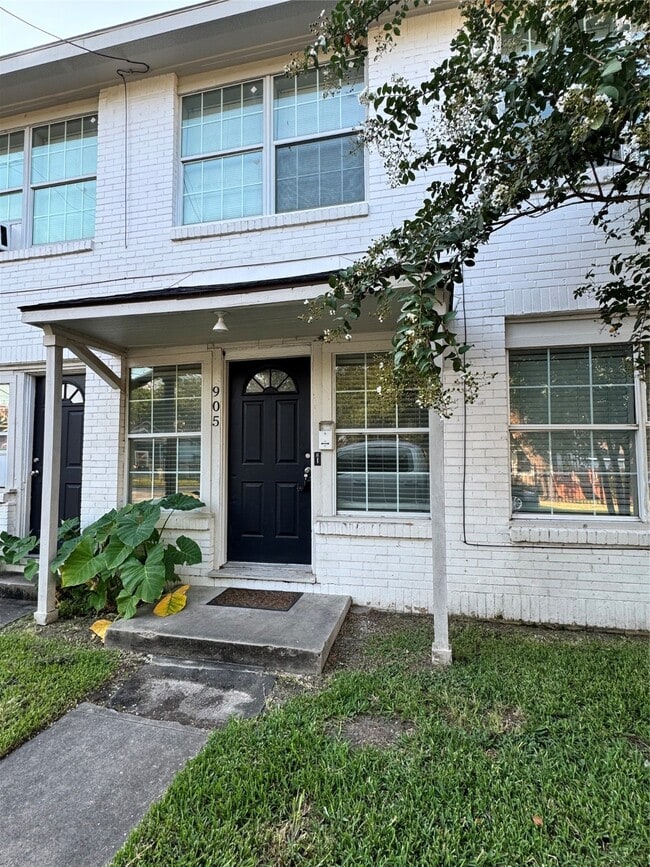 Building Photo - 905 Oakhurst St