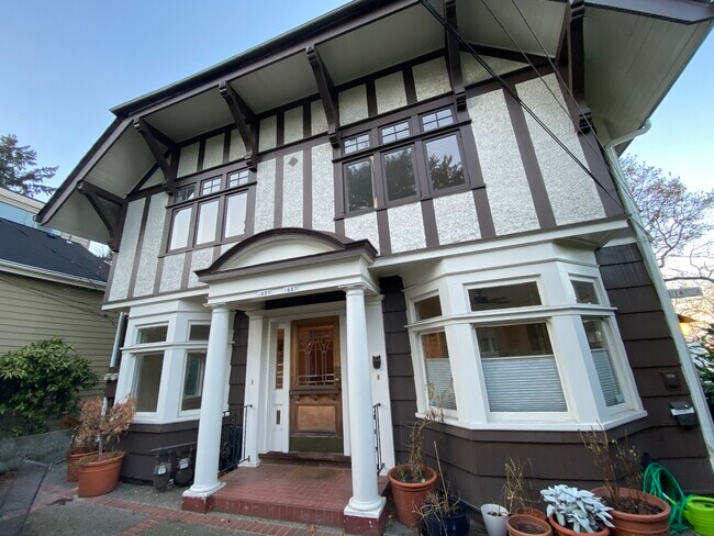 Foto del edificio - 1689 SW Montgomery Dr.