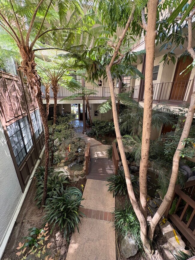 Senderos - 11939 Gorham Ave