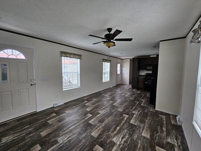 Building Photo - 14 Maple Ln