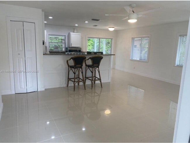 Foto del edificio - 5237 Warren St