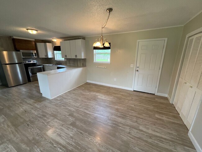 Foto del edificio - Spacious 3/2 Brick Home in Dogwood Heights with Fenced Back Yard