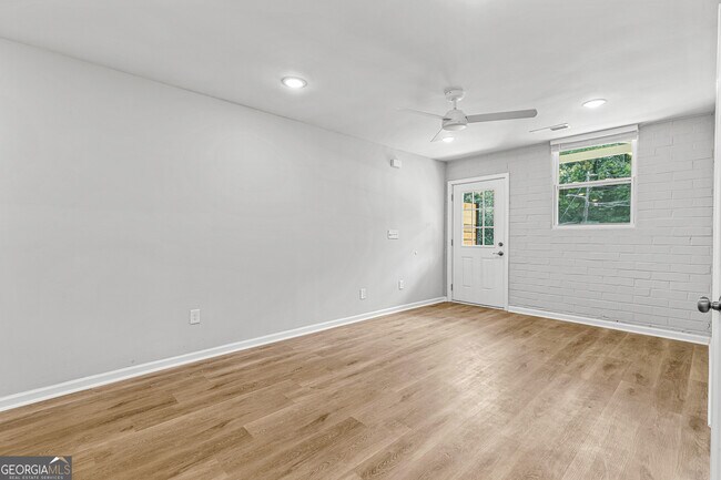 Building Photo - 571 Eva Kennedy Rd