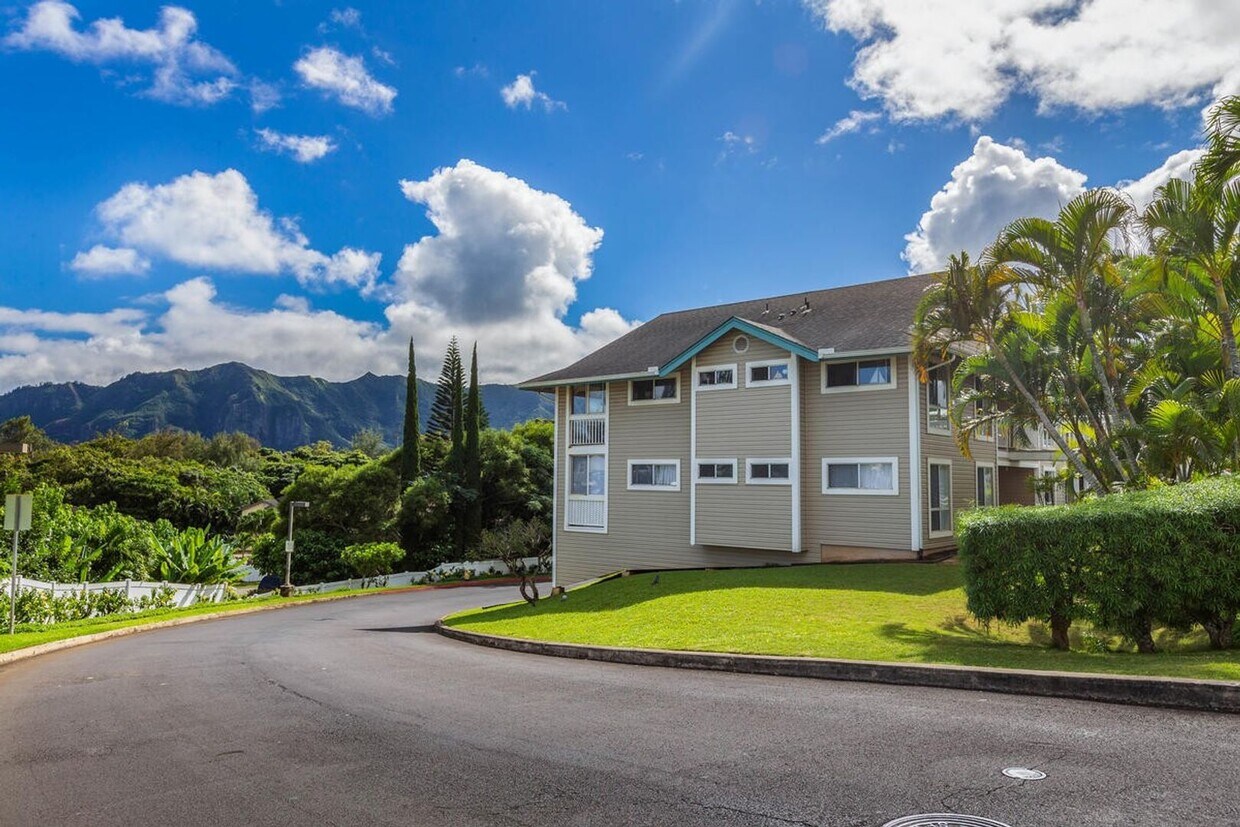 Foto principal - Upgraded and furnished 3 bedroom, 2 bath e...