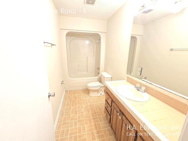 Foto del edificio - 2410 Bear Creek Rd