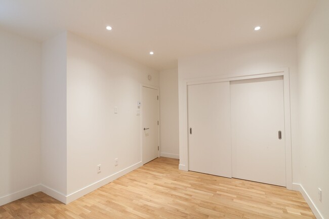 Building Photo - 2100 du Fort