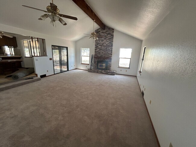 Foto del edificio - Remodeling almost done on this country hom...