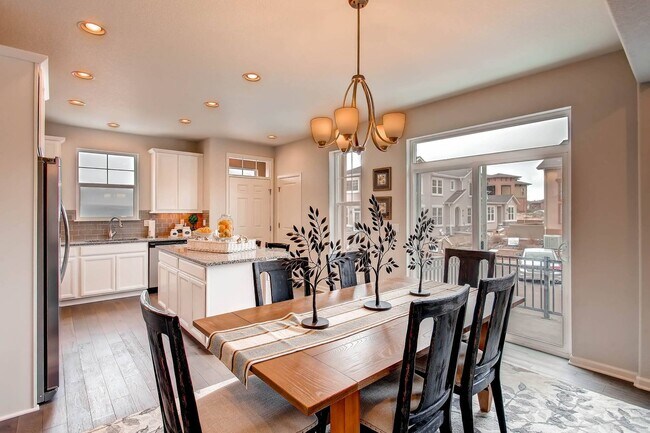 Foto del edificio - End Unit Townhome in Northgate!