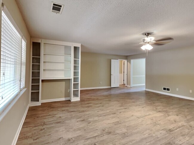 Building Photo - 260 Meadow View Dr