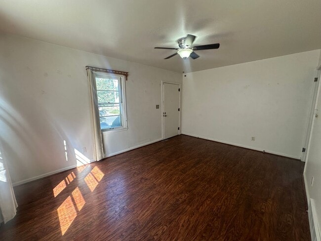 Building Photo - Two bedroom, One bathroom, Pet Friendly Ho...