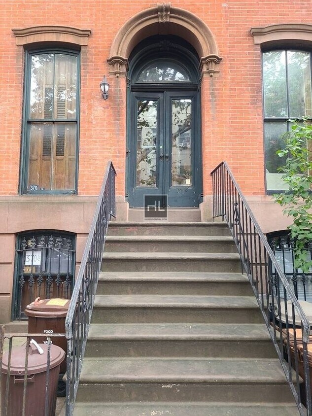 Primary Photo - 370 1/2 Pacific St