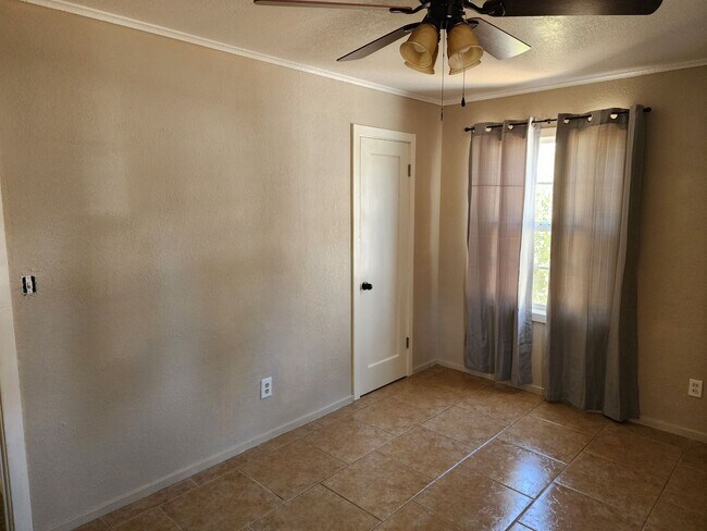 Building Photo - Must See! 2 bedroom, 1 bath home.