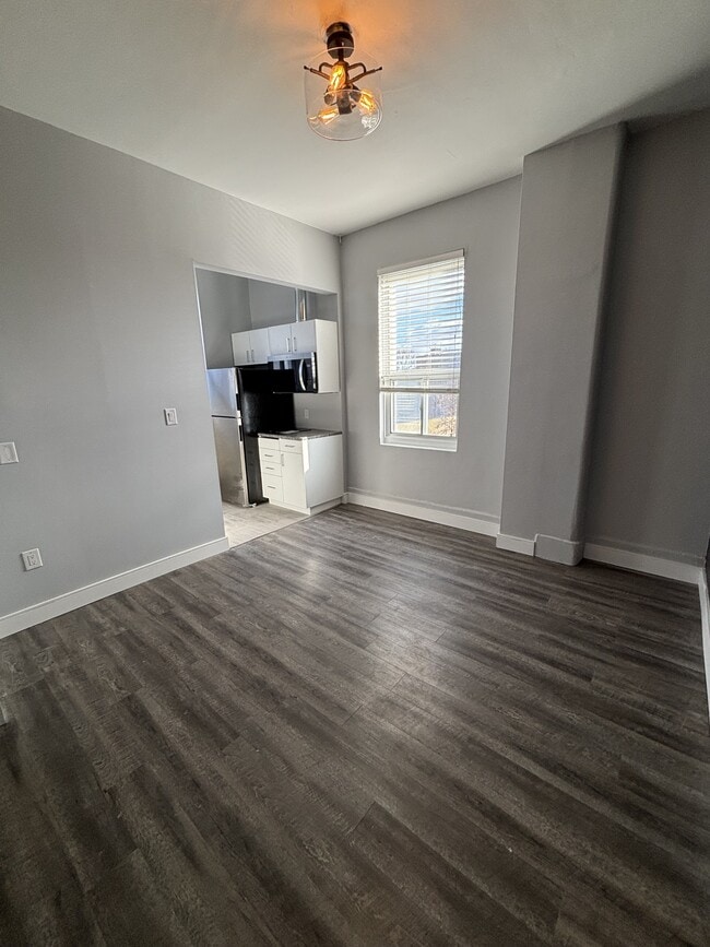 Building Photo - 117 Christina St N