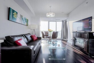 Building Photo - 386 Yonge St