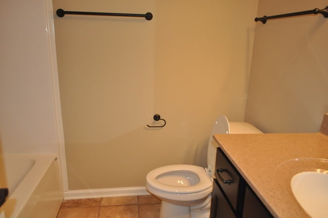Main Bathroom - Clearview Commons