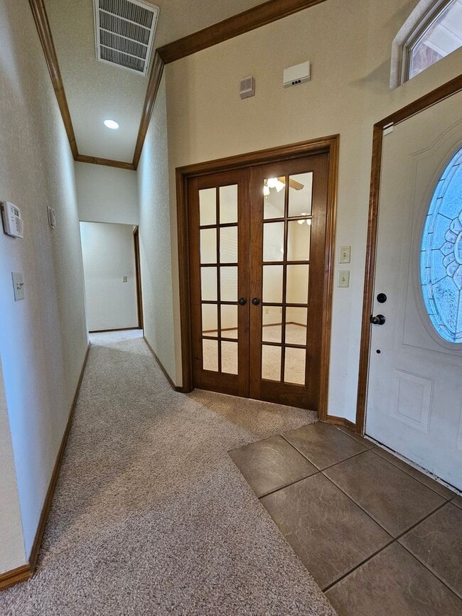 Building Photo - 3 (Bed)/(2) Bath + Office in Royal Oaks. N...