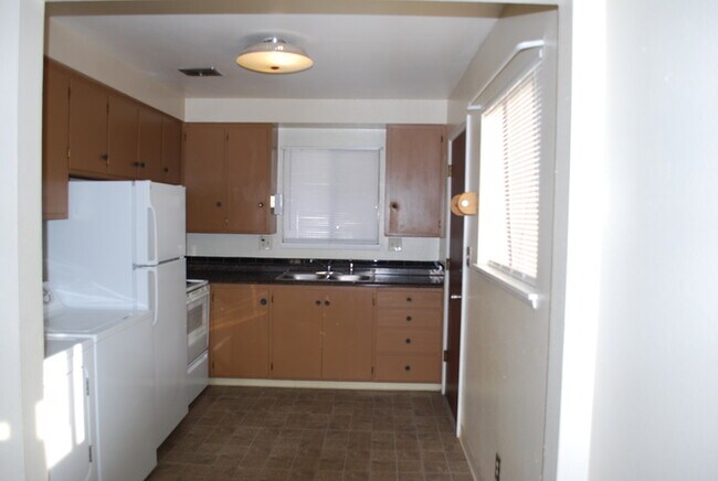 Building Photo - Charming Duplex Unit Near NNU!
