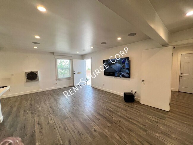 Building Photo - 3 Bedroom 1 Bath Single Story Home for Ren...