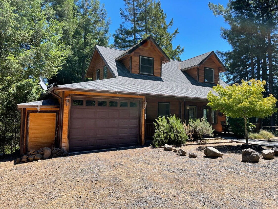 Primary Photo - Two + bedroom 2 bath Private home on Three...