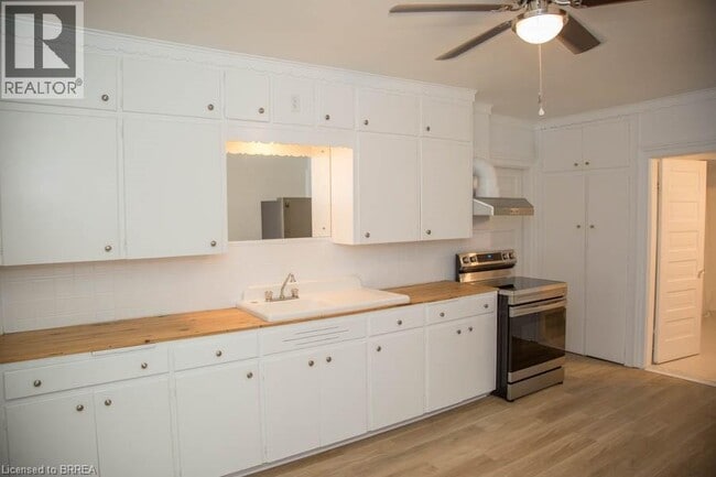 Building Photo - 522 Colborne St