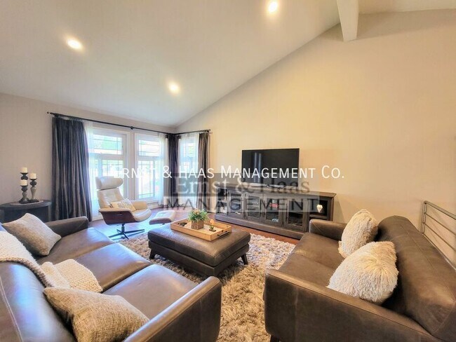 Building Photo - Stunning Executive 4 Bedroom Home in Prime...