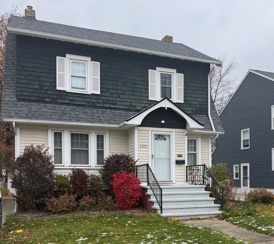 Primary Photo - Three Bedroom Home Located in University H...