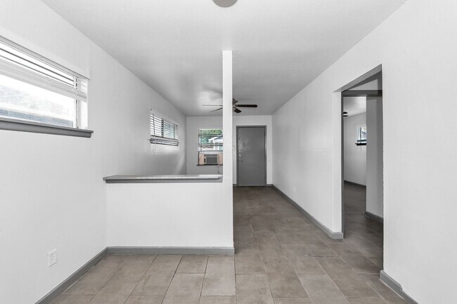 Building Photo - HALF OFF 1ST MONTHS RENT & NO DEPOSIT! SPR...